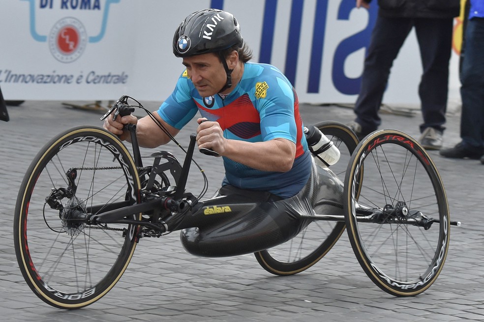 Alex Zanardi, atleta do ciclismo adpatado, disputa a Maratona de Roma em 2017 &mdash; Foto: Andreas SOLARO / AFP
