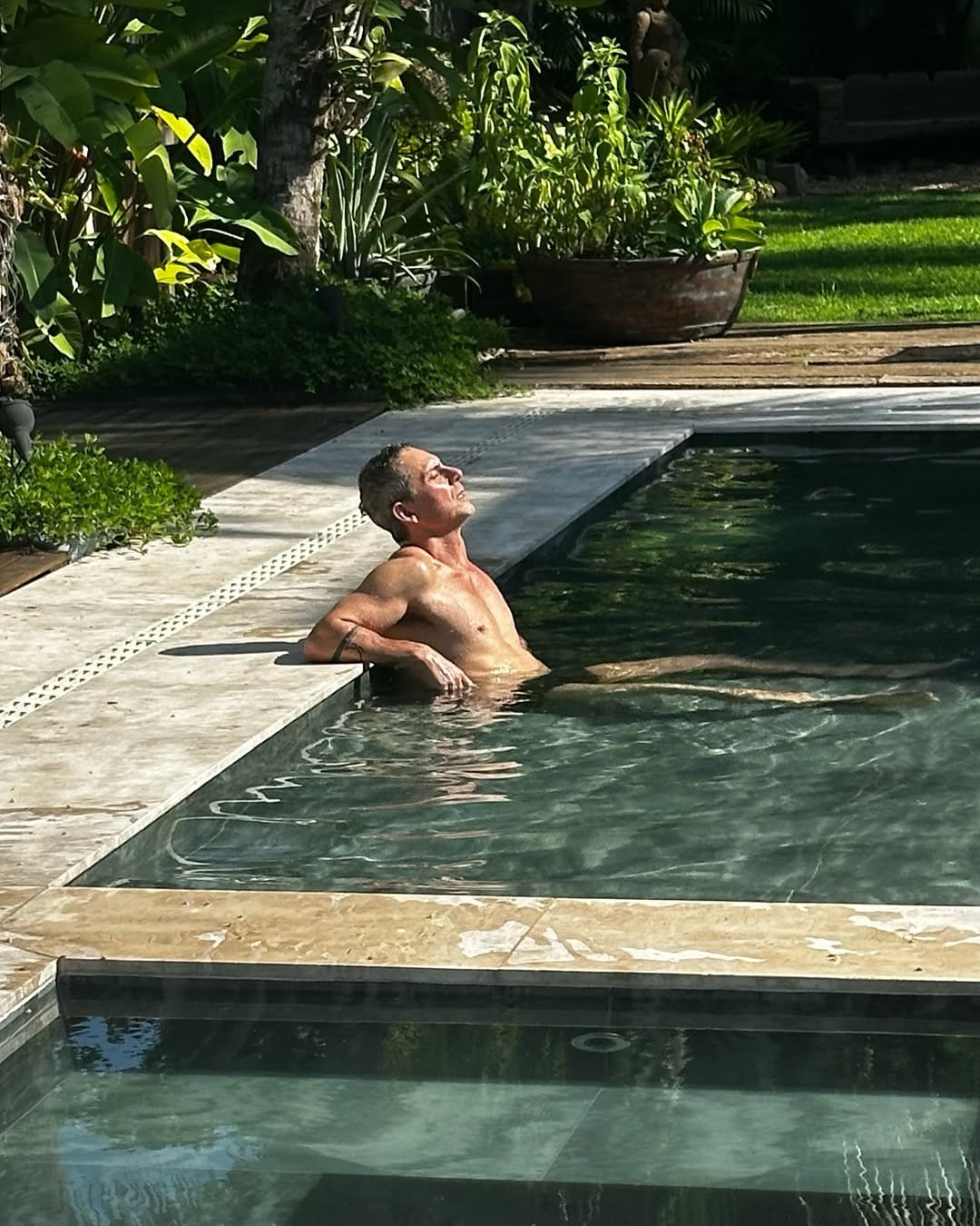 Alexandre Nero na piscina desua Mansão-foto: reprodução/instagram