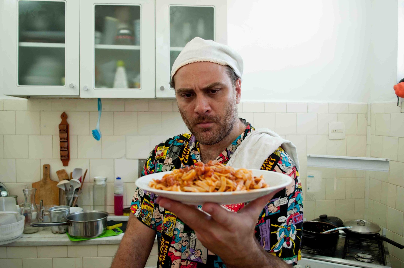 Paulo Tiefenthaler como o chef Paulo de Oliveira em "Larica total", programa do Canal Brasil — Foto: Divulgação