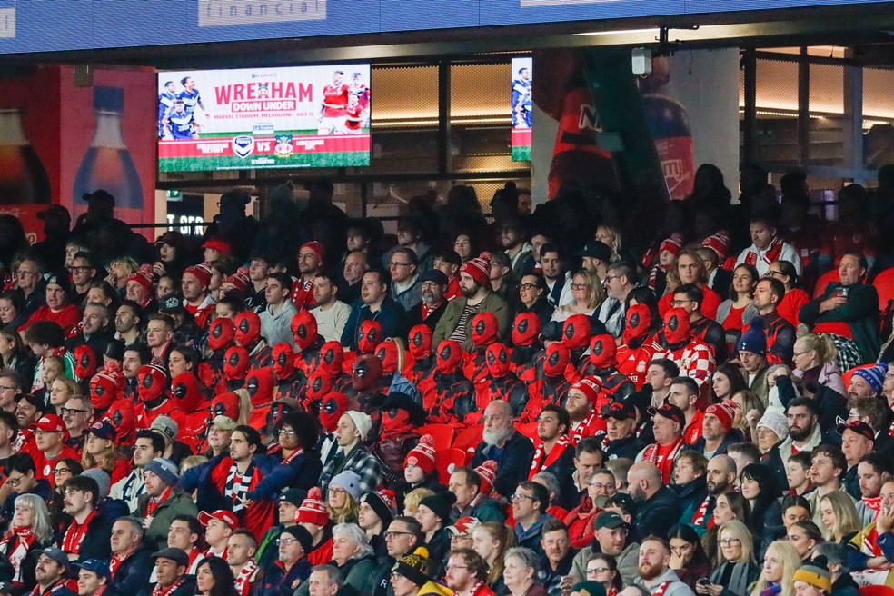 Deadpool entrega bola da partida em amistoso do Wrexham, clube de Ryan ...