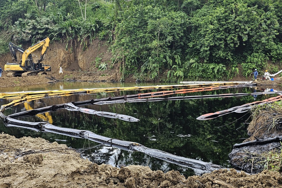 Trabalhadores da Petroecuador trabalham na limpeza de um vazamento de óleo — Foto: Julio Galarza / AFP