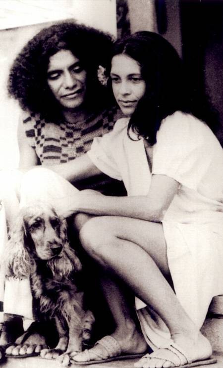Gal ao lado de Waly Salomão, durante a turnê do show "Fatal", em 1974 — Foto: Thereza eugênia