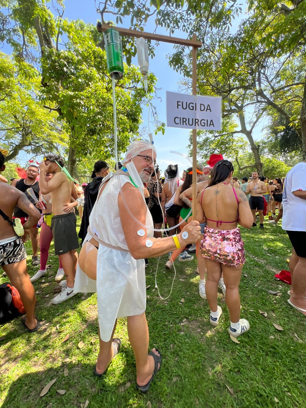 Roberto Pimentel transformou o procedimento na sua própria fantasia — Foto: Lívia Mendes