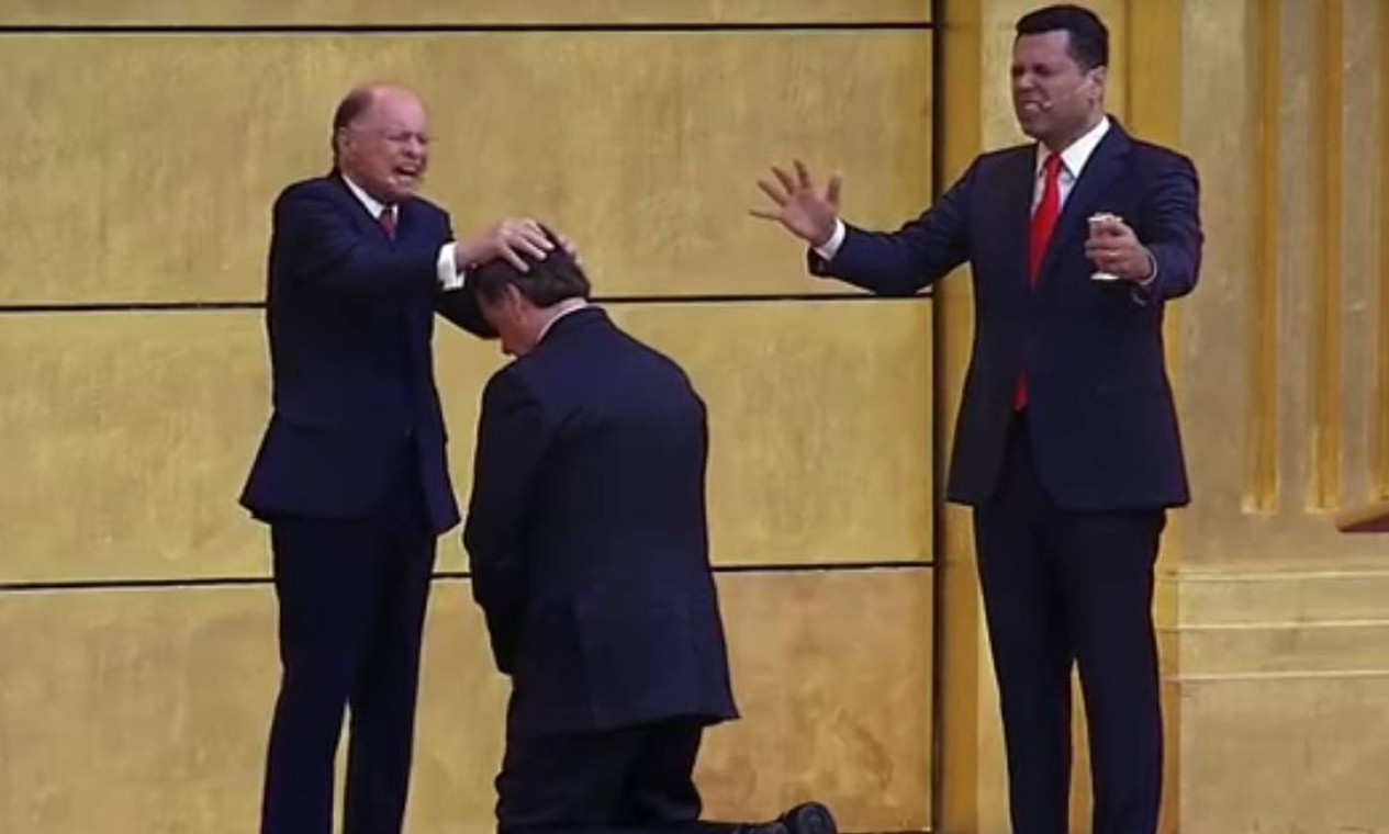 Bolsonaro recebe a benção do bispo Edir Macedo durante visita visita ao Templo de Salomão, em São Paulo  — Foto: Reprodução de vídeo