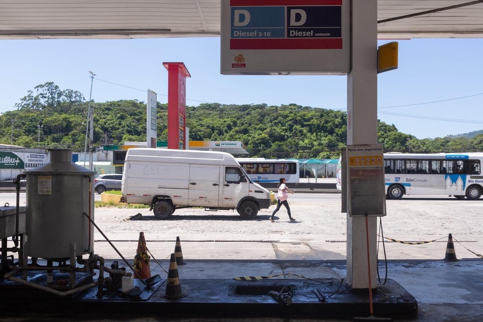 Posto em que secretário colidiu após a abordagem dos criminosos — Foto: Júlia Aguiar