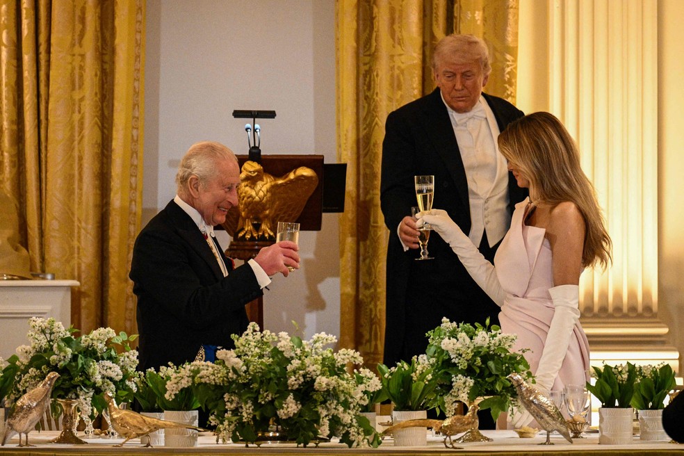 Trump, Charles III e Melania brindam em jantar na Casa Branca — Foto: Brendan Smialowski / AFP