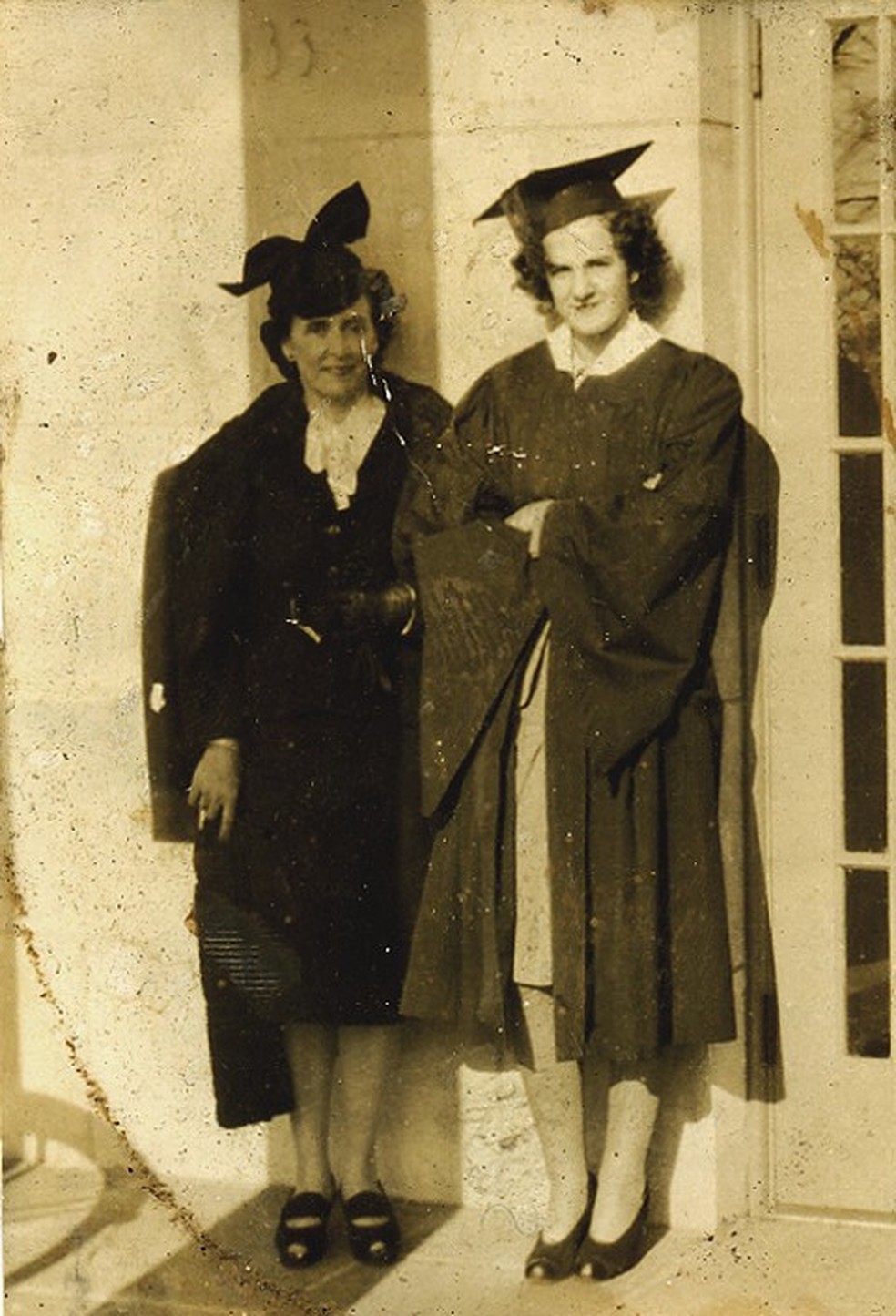 Barbara Heliodora (direita) em sua formatura na universidade — Foto: Acervo familiar