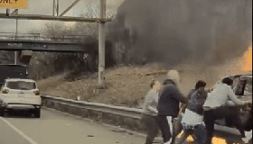 Grupo de pessoas resgata homem de carro em chamas, nos EUA