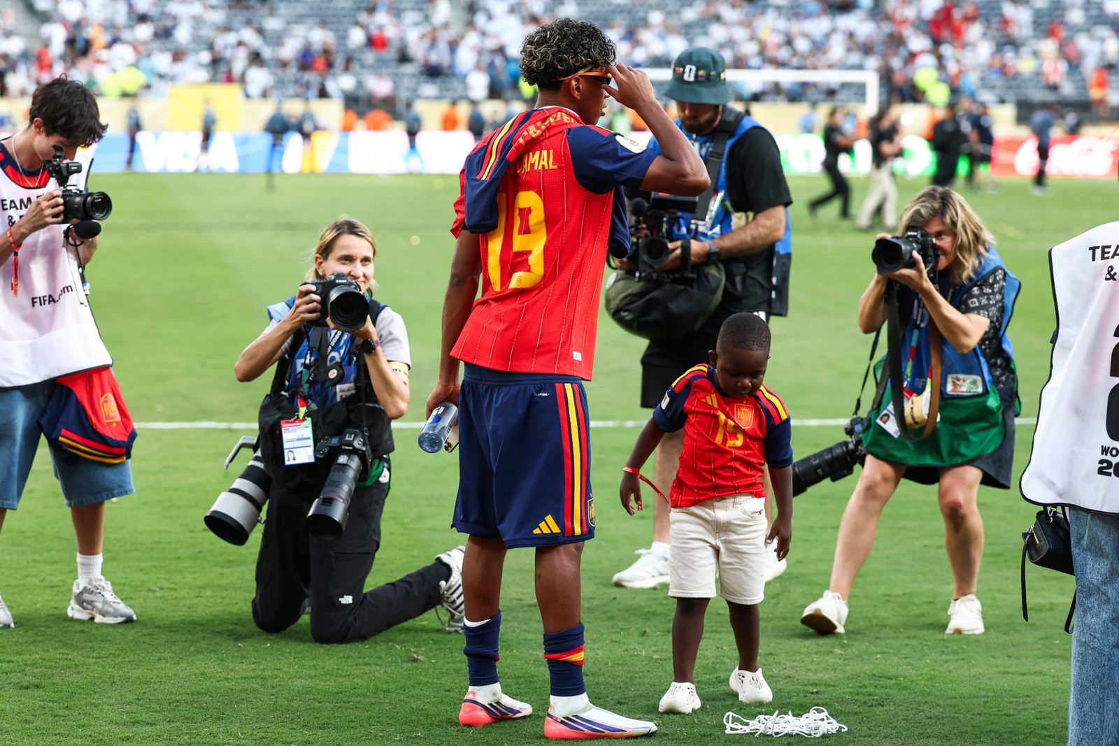 Yamal e seu irmão Keyne brincando com a rede do gol da final da Copa do Mundo — Foto: FRANCK FIFE / AFP