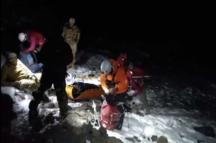 Onze graus abaixo de zero: idoso é resgatado com vida após ficar preso no vulcão Lanín, na Argentina