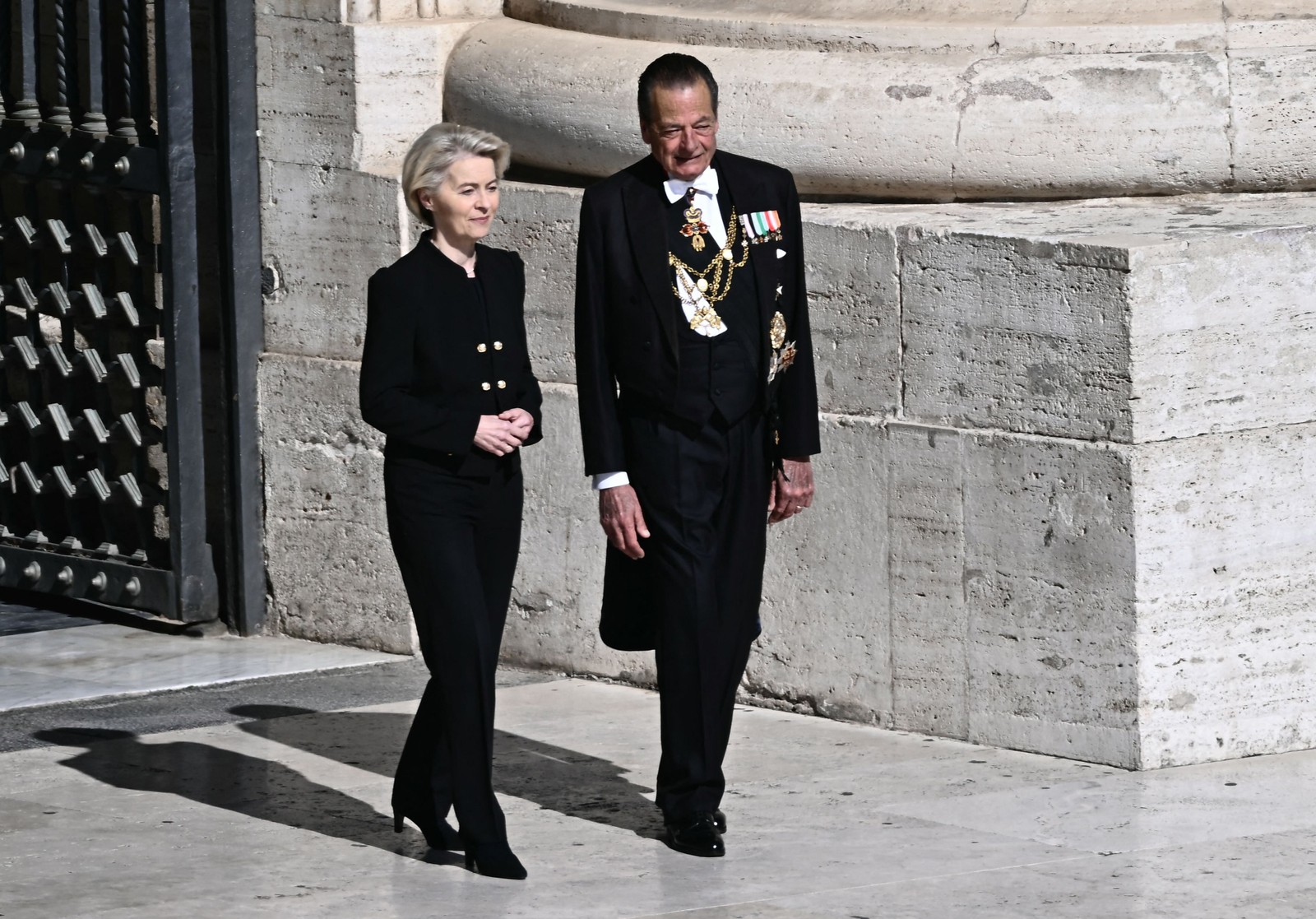 Ursula von der Leyen, presidente da Comissão Europeia, no funeral do Papa Francisco — Foto: Filippo MONTEFORTE / AFP