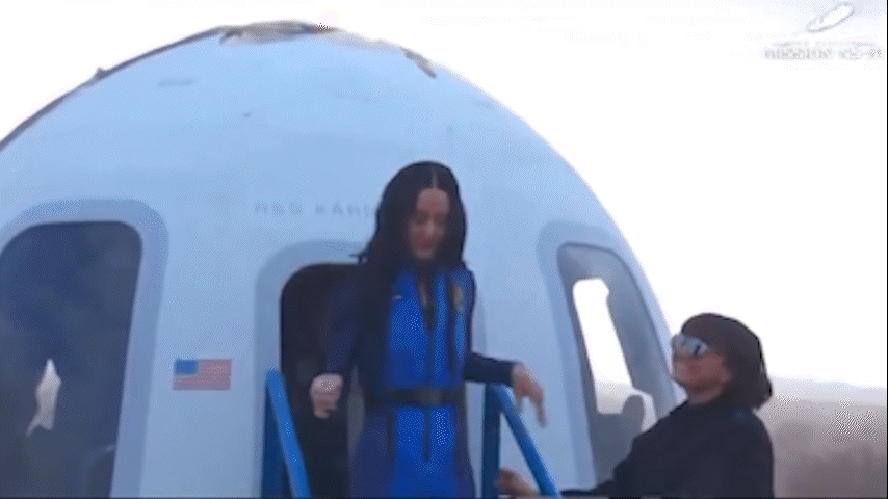 Blue Origin: Katy Perry beija o chão e celebra pouso com sucesso em viagem  ao espaço com tripulação feminina; veja vídeo