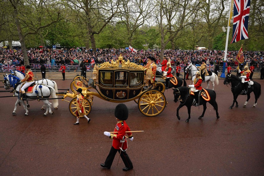 O rei Charles e a rainha Camilla durante a 'Procissão do Rei', que é feita na carruagem de ouro de Estado