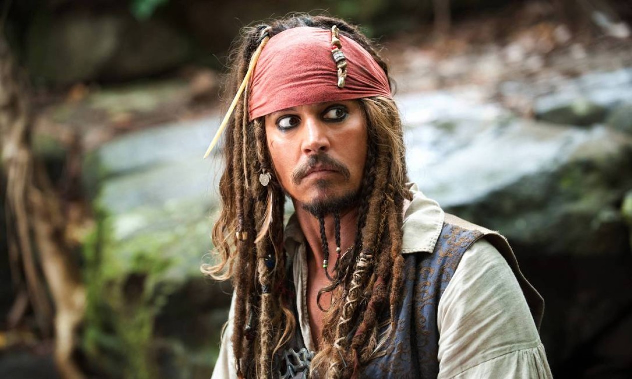 Johnny Depp no seu papel mais conhecido, o capitão Jack Sparrow, da franquia 'Piratas do Caribe'  — Foto: Divulgação