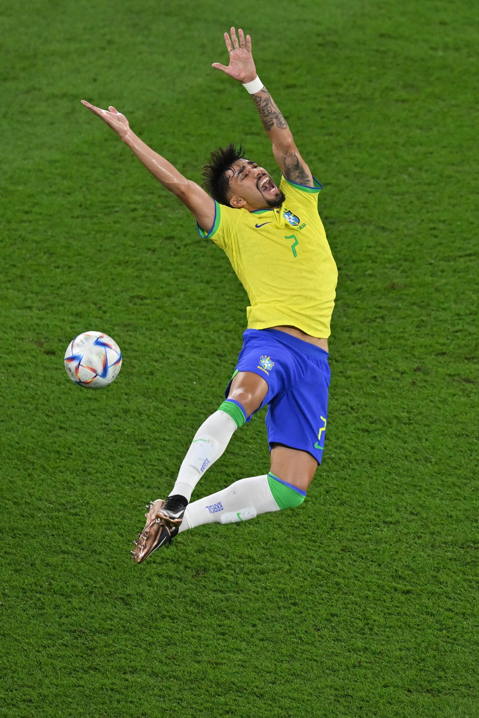 O meia brasileiro Lucas Paquetá se joga para tentar alcançar bola — Foto: GLYN KIRK