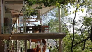 Casa do ator Caio Blat, na Zona Oeste do Rio, tem estrutura de madeira e vidro