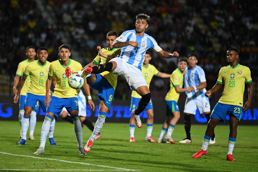 Brasil &eacute; goleado pela Argentina em estreia do Sul-Americano Sub-20