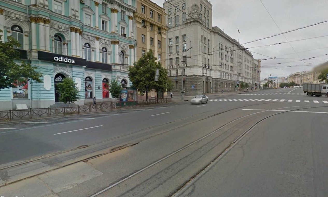 A região da Praça da Constituição, também alvo das tropas russas, vista antes de bombardeios  — Foto: Reprodução / Google Earth