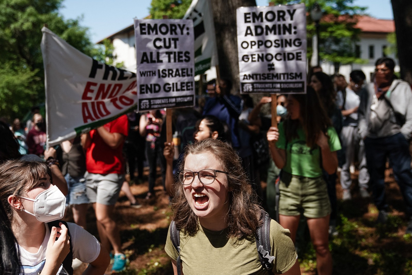Estudantes cantam durante um protesto pró-Palestina contra a guerra em Gaza, na Universidade Emory — Foto: Elijah Nouvelage/AFP