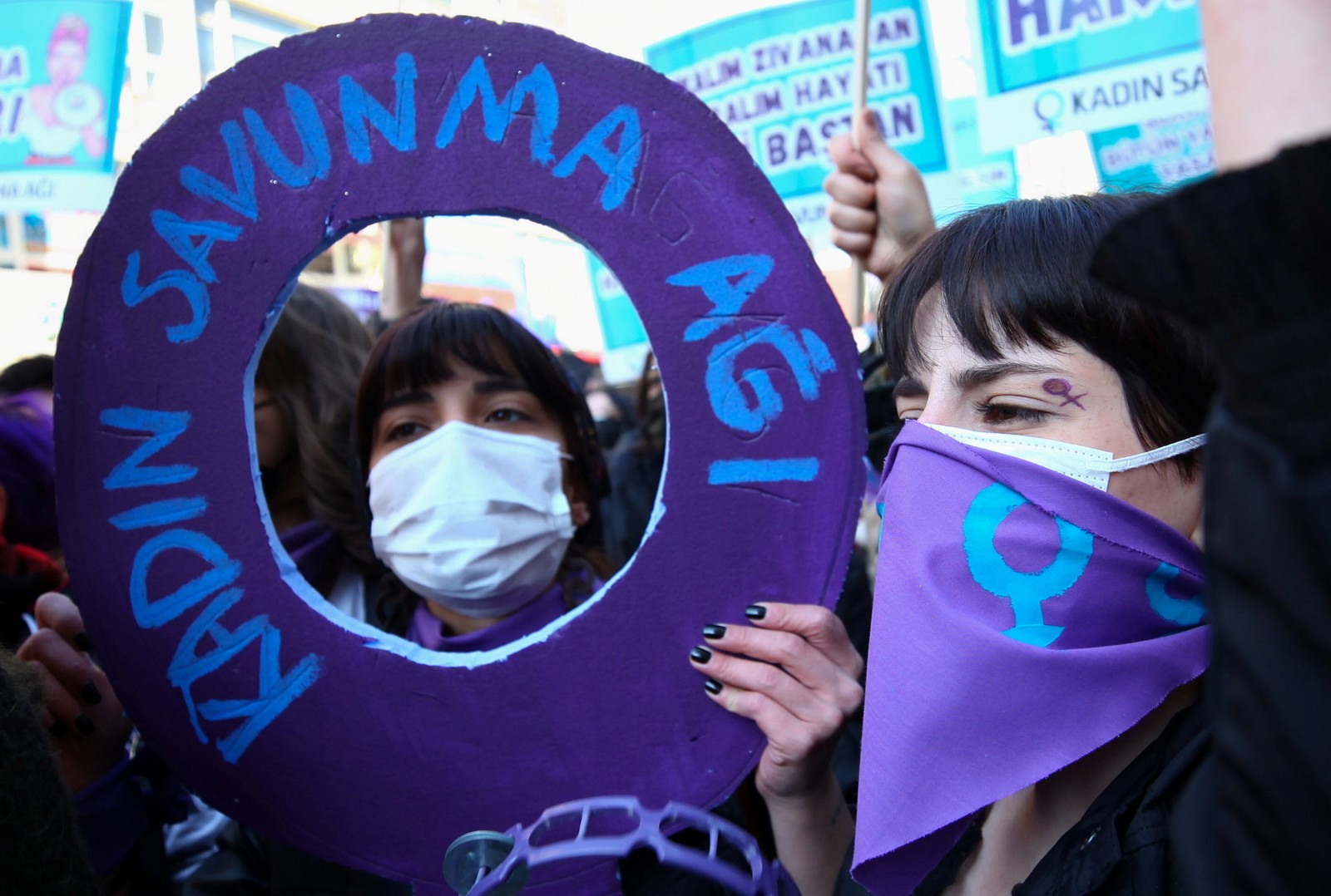 Manifestantes, usando máscaras para evitar a propagação do COVID-19, participam de protesto para marcar o Dia Internacional da Mulher em Ancara, TurquiaREUTERS
