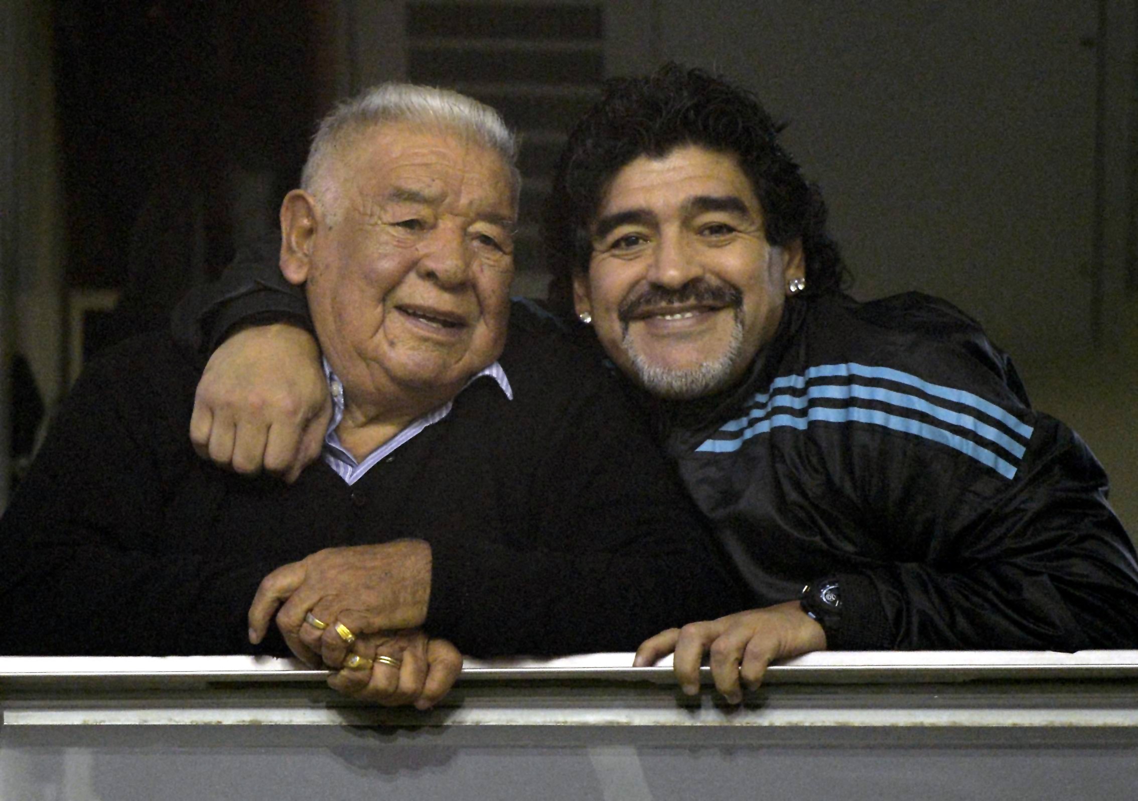 Empresa de saúde admite ter confundido exames de Maradona com os do pai dele - QTU Questões do Universo