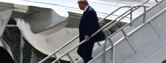 O ex-presidente dos Estados Unidos Donald Trump desembarca no Aeroporto Internacional de Miami, na Flórida, em 12 de junho de 2023 — Foto: CHANDAN KHANNA / AFP