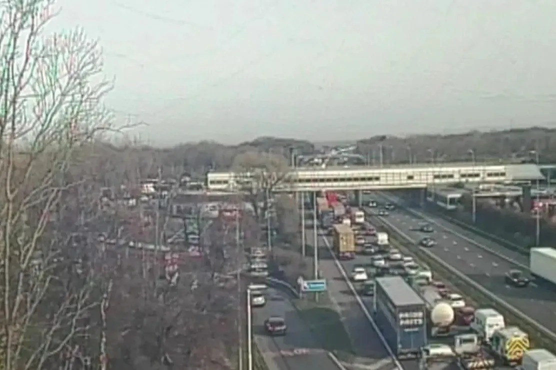 Homem fica mais de 24 horas desaparecido e é achado morto em carro após acidente na Inglaterra