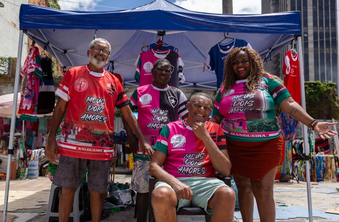 'Meus dois amores': as camisas que unem times de futebol com escolas de samba e s&atilde;o tradi&ccedil;&atilde;o no Rio de Janeiro