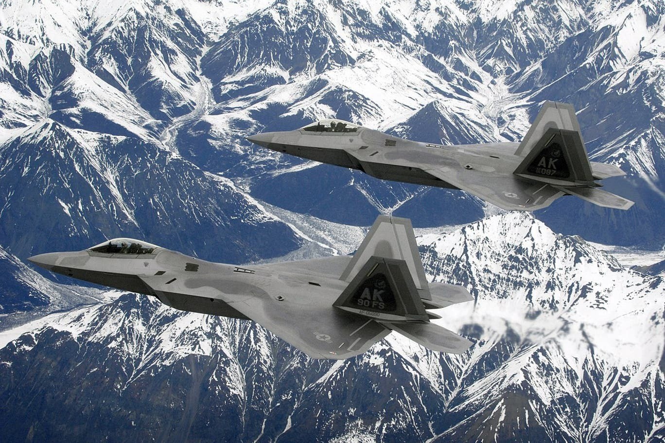 Fragilidade inesperada: Suor de pilotos ameaça desempenho do caça F-22, avaliado em R$ 831 milhões; entenda