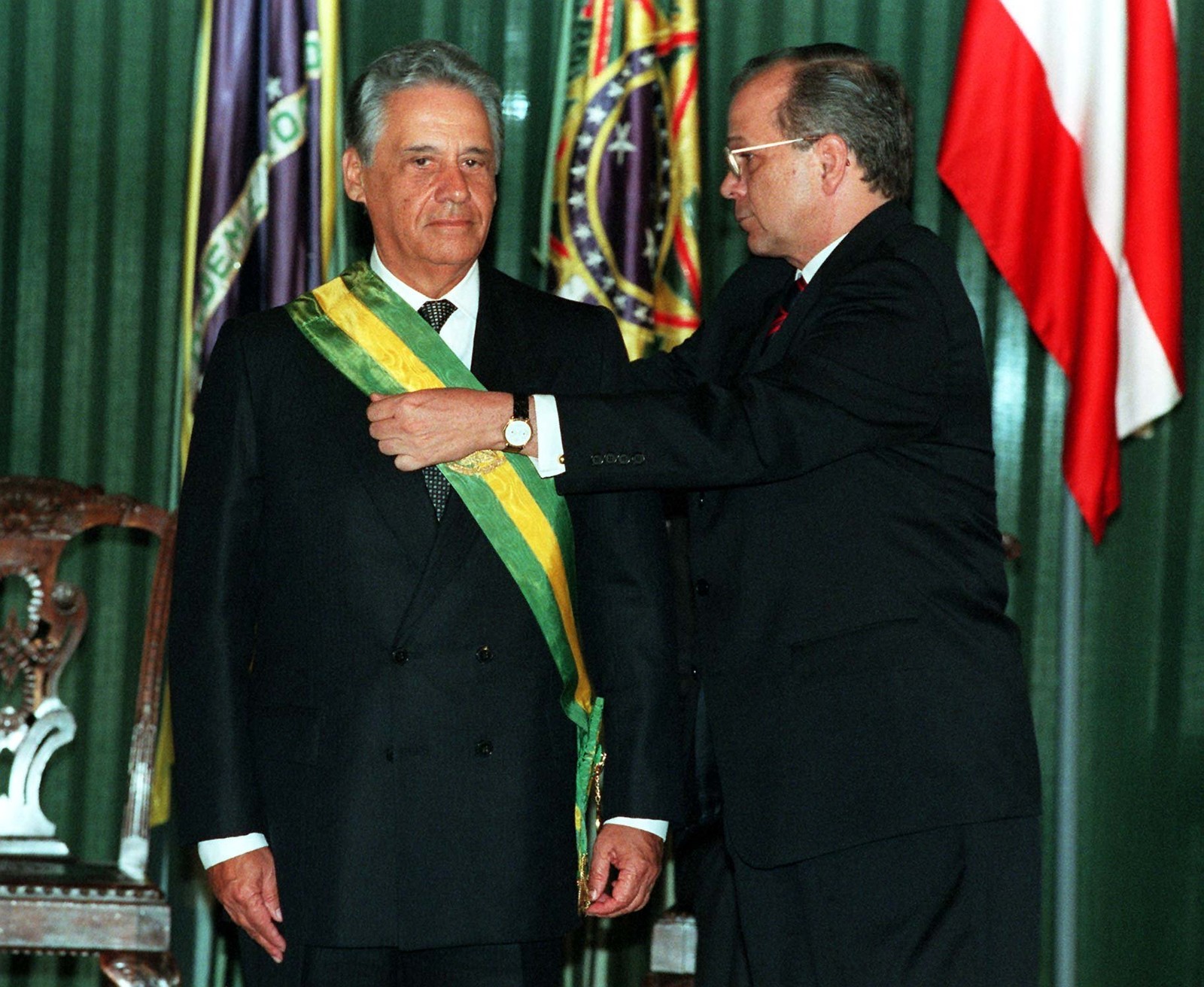 O ex-presidente Fernando Henrique Cardoso recebe do embaixador Valter Pecly a faixa presidencial. FHC governou o país entre 1995 e 2002 — Foto: ROBERTO STUCKERT FILHO