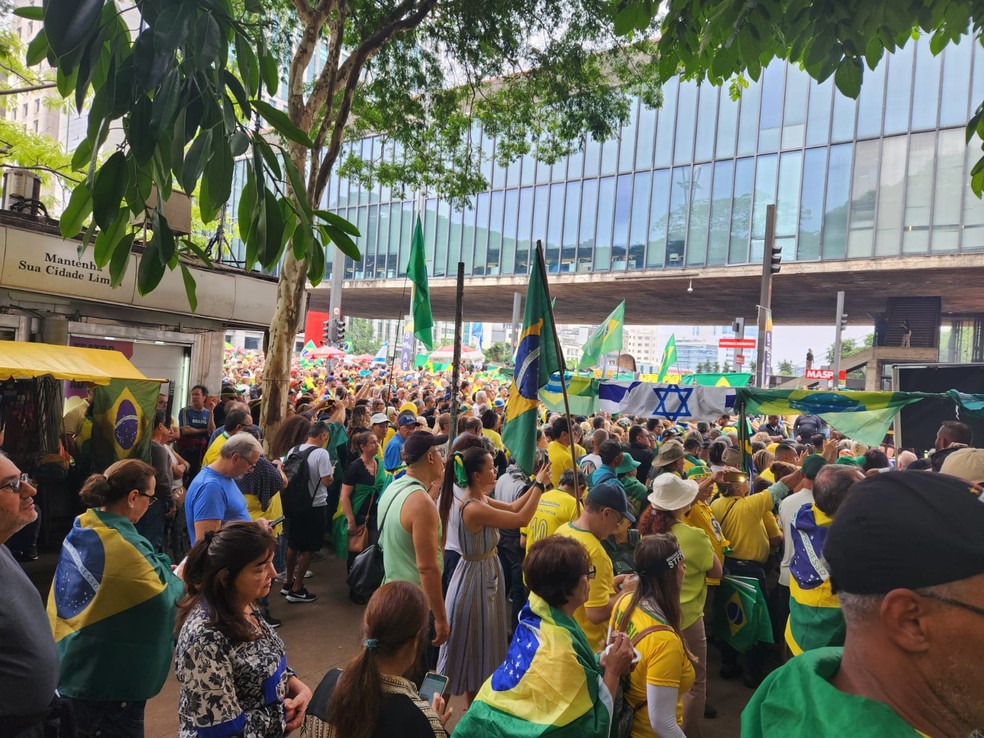 Concentration of protesters on Av. Paulista, close to the Masp entrance, on November 26th — Photo: Hyndara Freitas/Agência O Globo