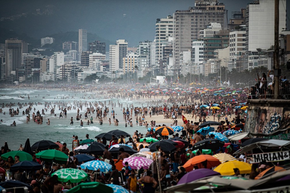 Praias ficaram cheias com o calorão desta quarta-feira, feriado da Proclamação da República — Foto: Hermes de Paula / Agencia O Globo
