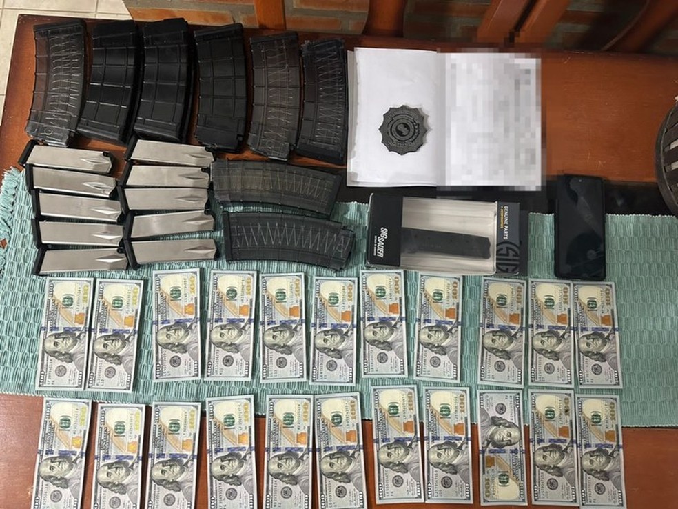 Apreensões: Dólares, fuzis e pistolas encontradas na sede da empresa que fazia remessa para o Brasil — Foto: Divulgação/PF