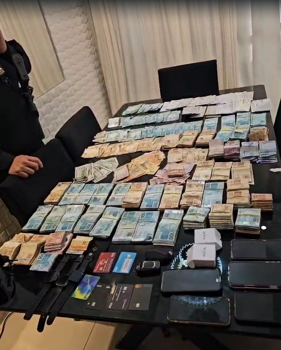 Dinheiro apreendido pela polícia durante cumprimento de mandado no Recreio — Foto: Reprodução