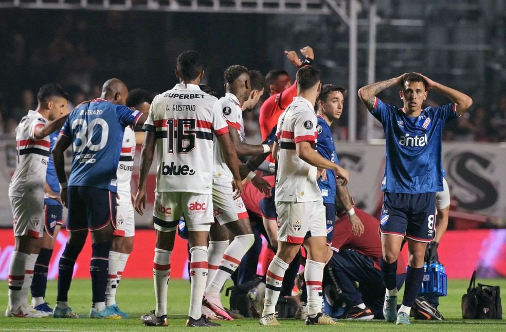 Izquierdo, jogador do Nacional, caiu no gramado desacordado — Foto: NELSON ALMEIDA / AFP