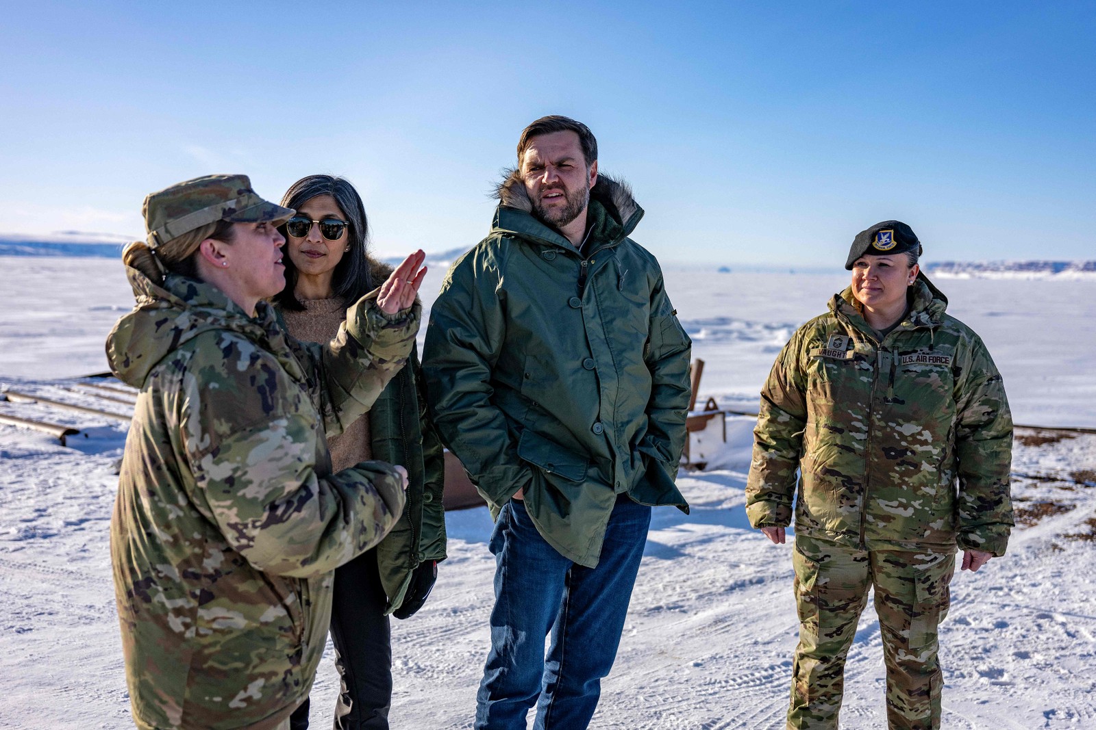 O vice-presidente dos EUA, JD Vance, visita a Base Espacial de Pituffik, na Groenlândia, com a comandante Susannah Meyers, destituída dias depois — Foto: Jim WATSON / POOL / AFP