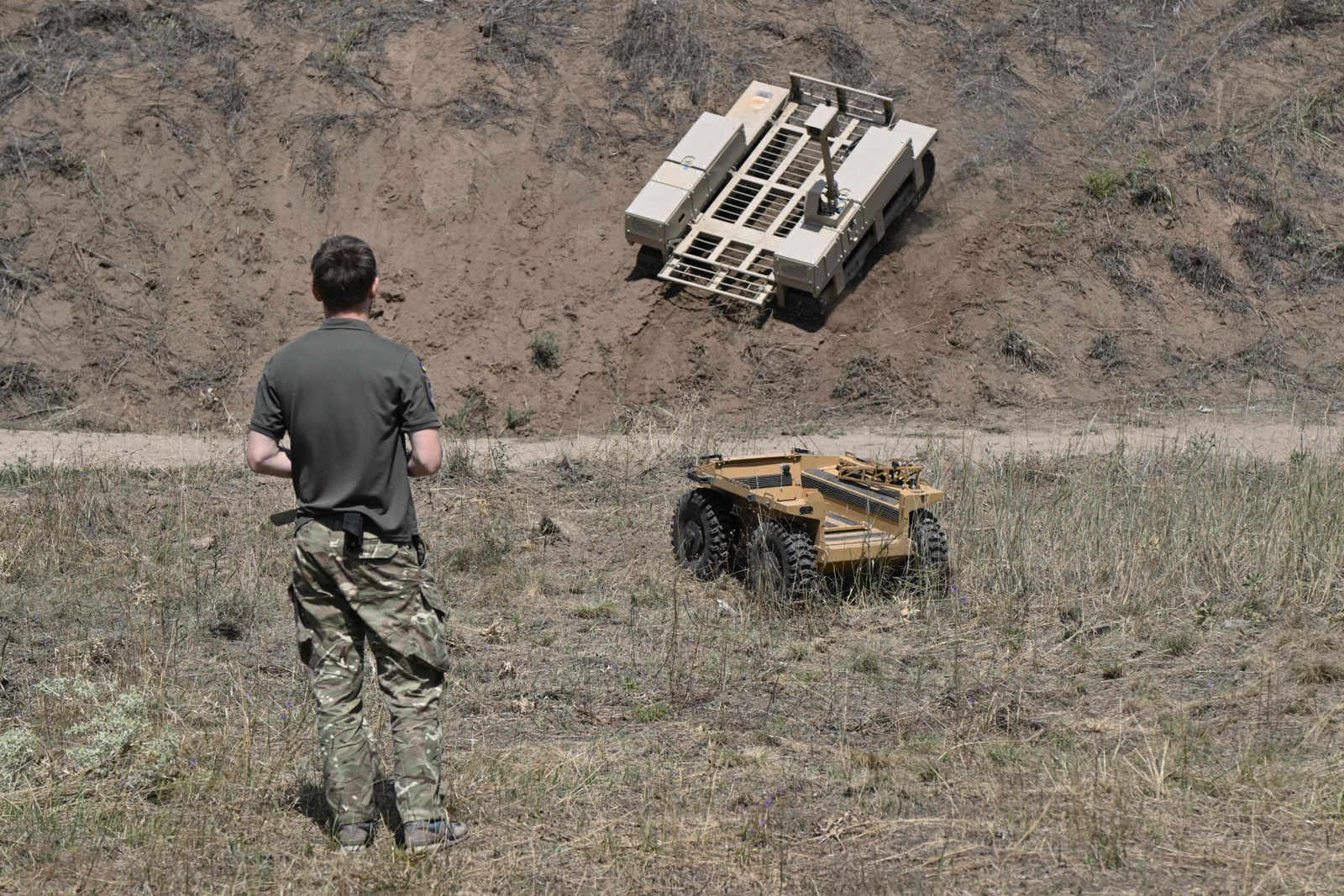 Médicos do exército ucraniano usam drones e robôs teleguiados para socorrer feridos de guerra — Foto: Genya Savilov/AFP