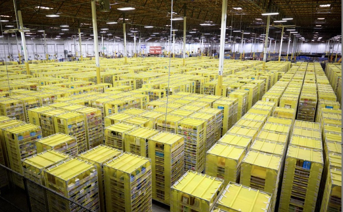 Caminhoneiros declaram greve contra 'ganância' da Amazon nos EUA em ...