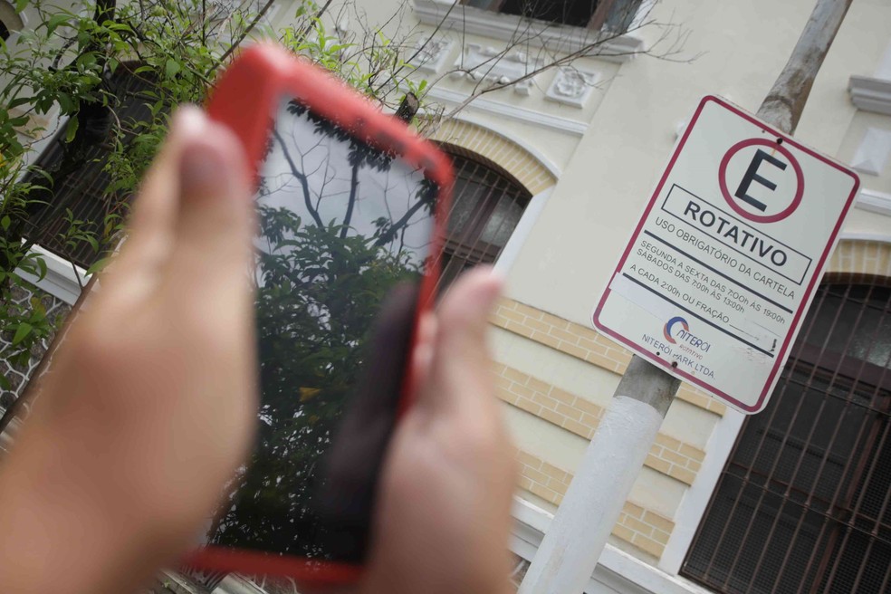 Em Niterói, pagamento por estacionamento rotativo é feito a funcionário da empresa ou por aplicativo — Foto: Divulgação / Lucas Benevides / Prefeitura de Niterói