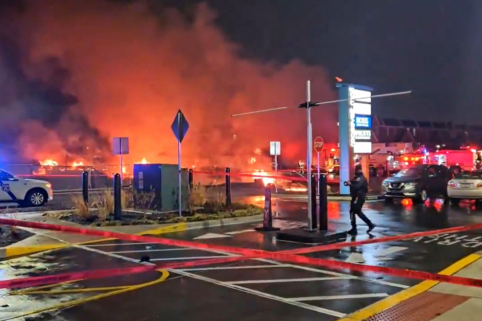 Avião de pequeno porte cai na Filadélfia, nos Estados Unidos — Foto: Philadelphia Office of Emergency Management/AFP