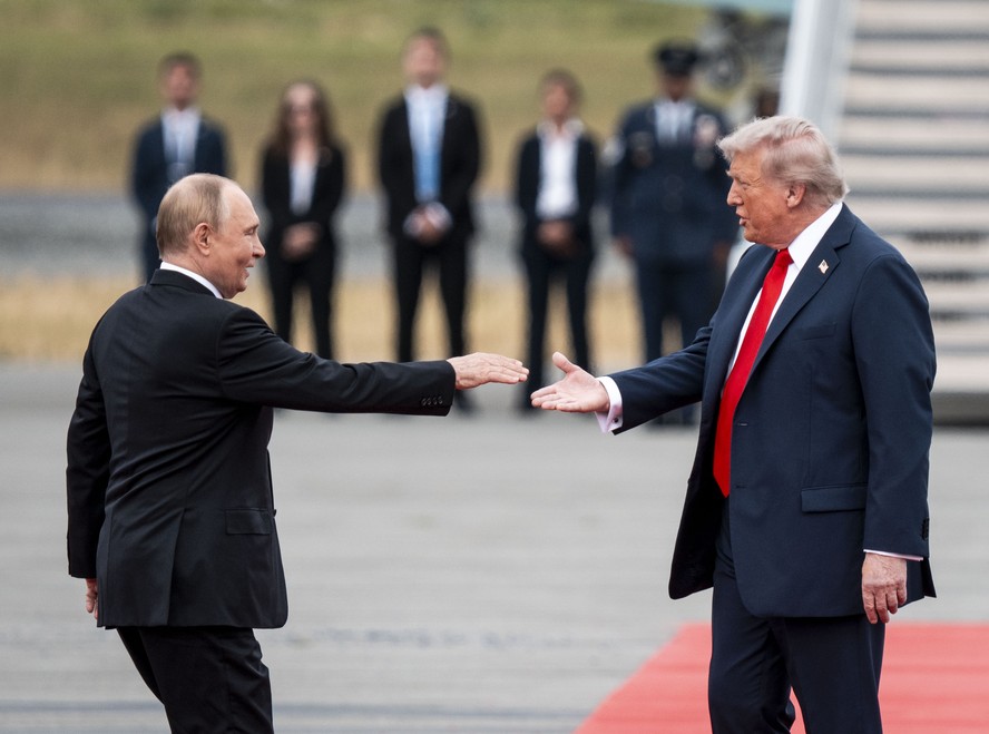 O presidente americano, Donald Trump, cumprimenta o presidente russo, Vladimir Putin, em Anchorage, no Alasca, em agosto do ano passado