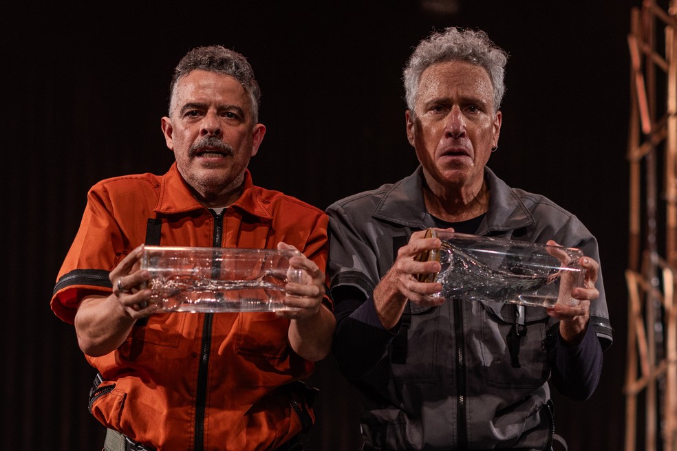 Gustavo Gasparani e Isio Ghelman em "Nas Selvas do Brazyl", em cartaz no CCBB — Foto: Divulgação/Nil Caniné