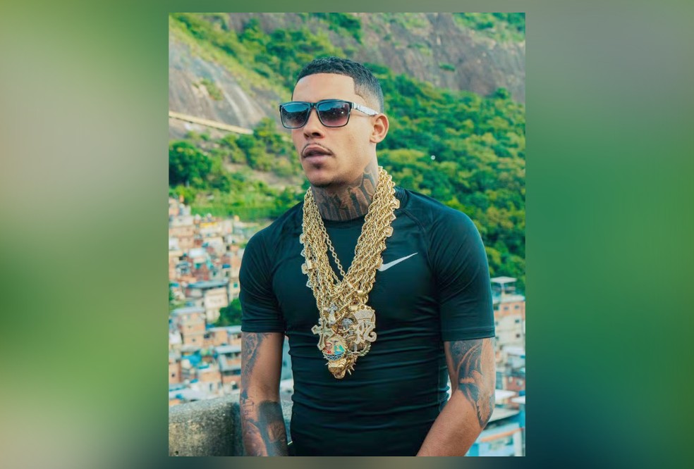 MC Poze do Rodo posa com cordões de ouro — Foto: Reprodução/Instagram