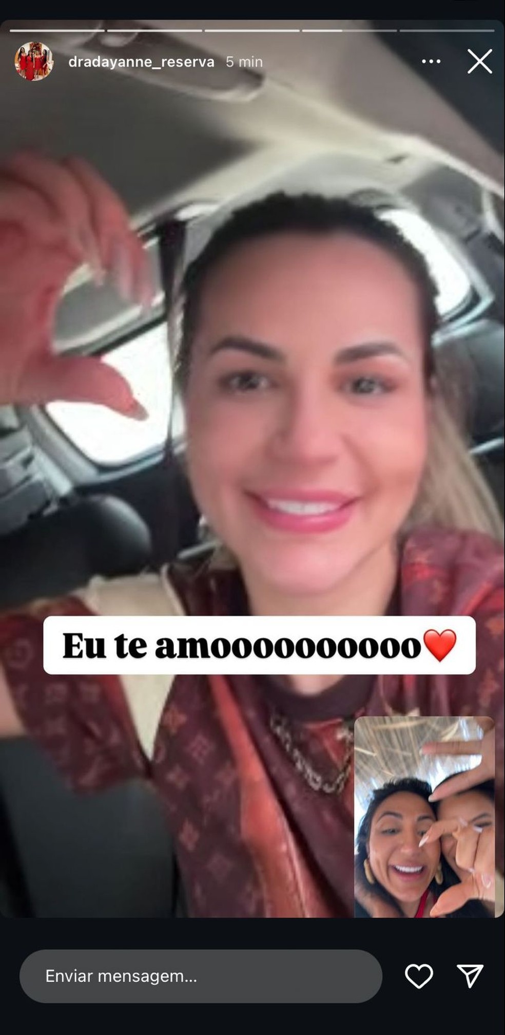 Deolane Bezerra faz chamada de vídeo com irmãs após deixar a prisão — Foto: Reprodução