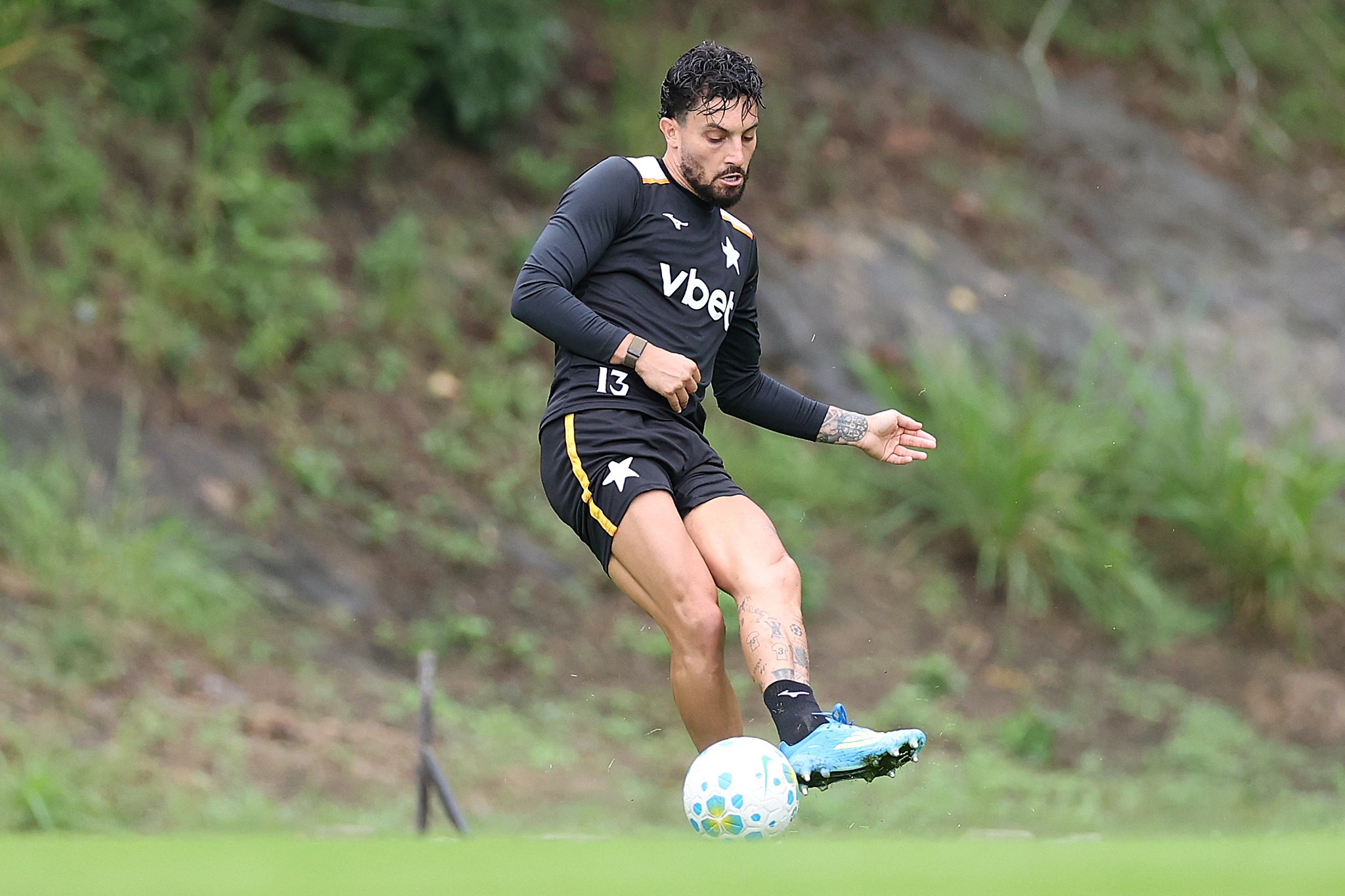 Exames não apontam lesão, mas Alex Telles é dúvida no Botafogo contra o Palmeiras - QTU Questões do Universo