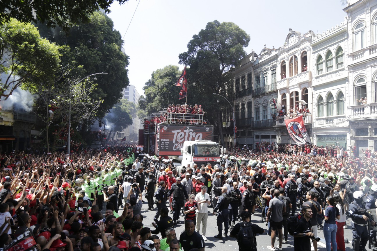 Torcedores do Flamengo comemoram tetracampeonato da Libertadores no Centro do Rio — Foto: Domingos Peixoto