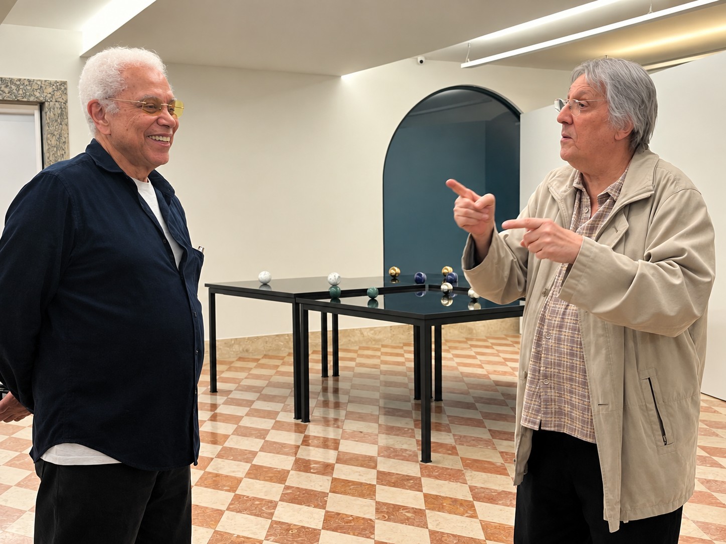 Apreciador de artes plásticas, Paulinho da Viola faz visita à Casa Roberto Marinho
