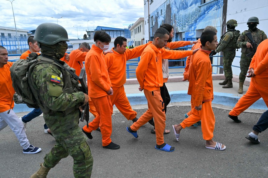 Tr&ecirc;s detentos fogem de pris&atilde;o sob controle de militares no Equador