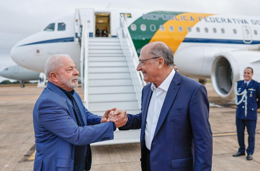 O presidente Luiz Inácio Lula da Silva embarcou, nesta terça-feira, para uma viagem de dois dias à China e uma visita aos Emirados Árabes Unidos.
