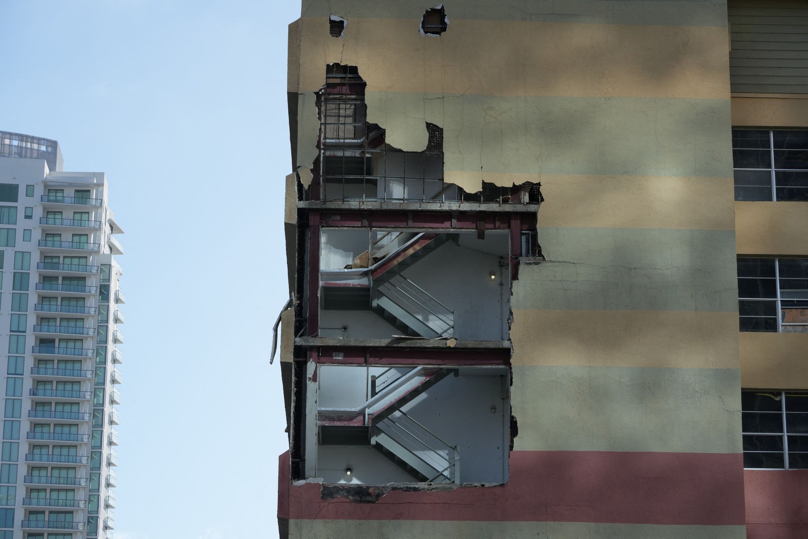Parede de prédio destruída em São Petersburgo, na Flórida, devido à passagem do Furacão Milton em 10 de outubro de 2024 — Foto: Bryan R. SMITH / AFP